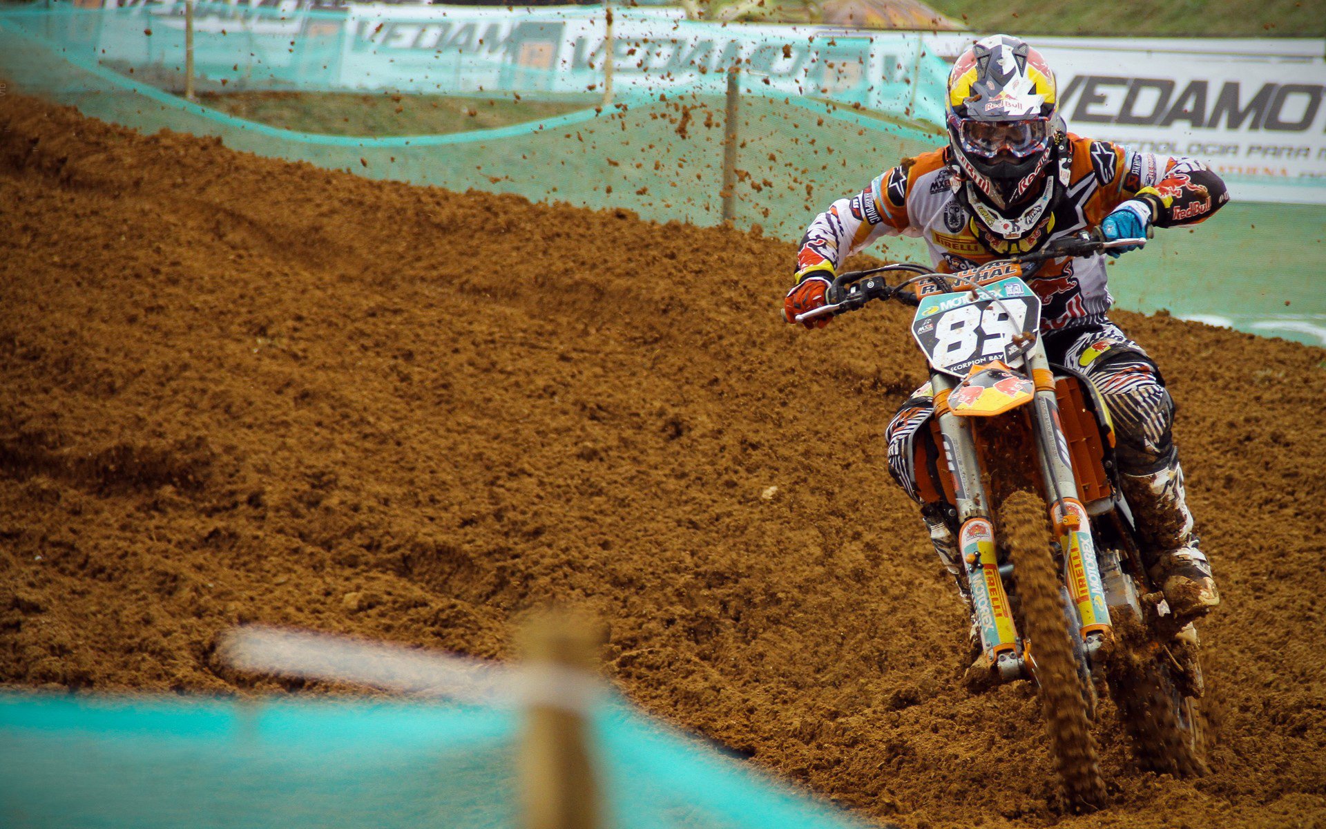 “海岸线飙车：沿海赛段的贵族速度”，海岸线解说