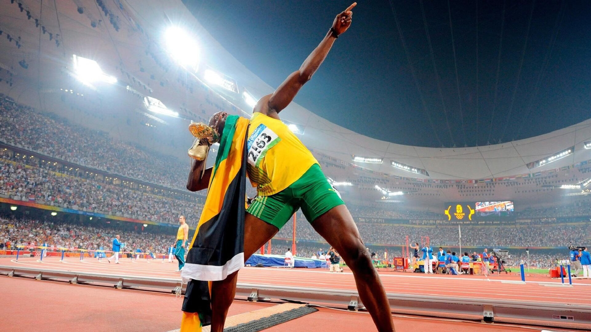 拜仁边路传中：多次利用宽度撕裂防线，战术奏效，拜仁左边路