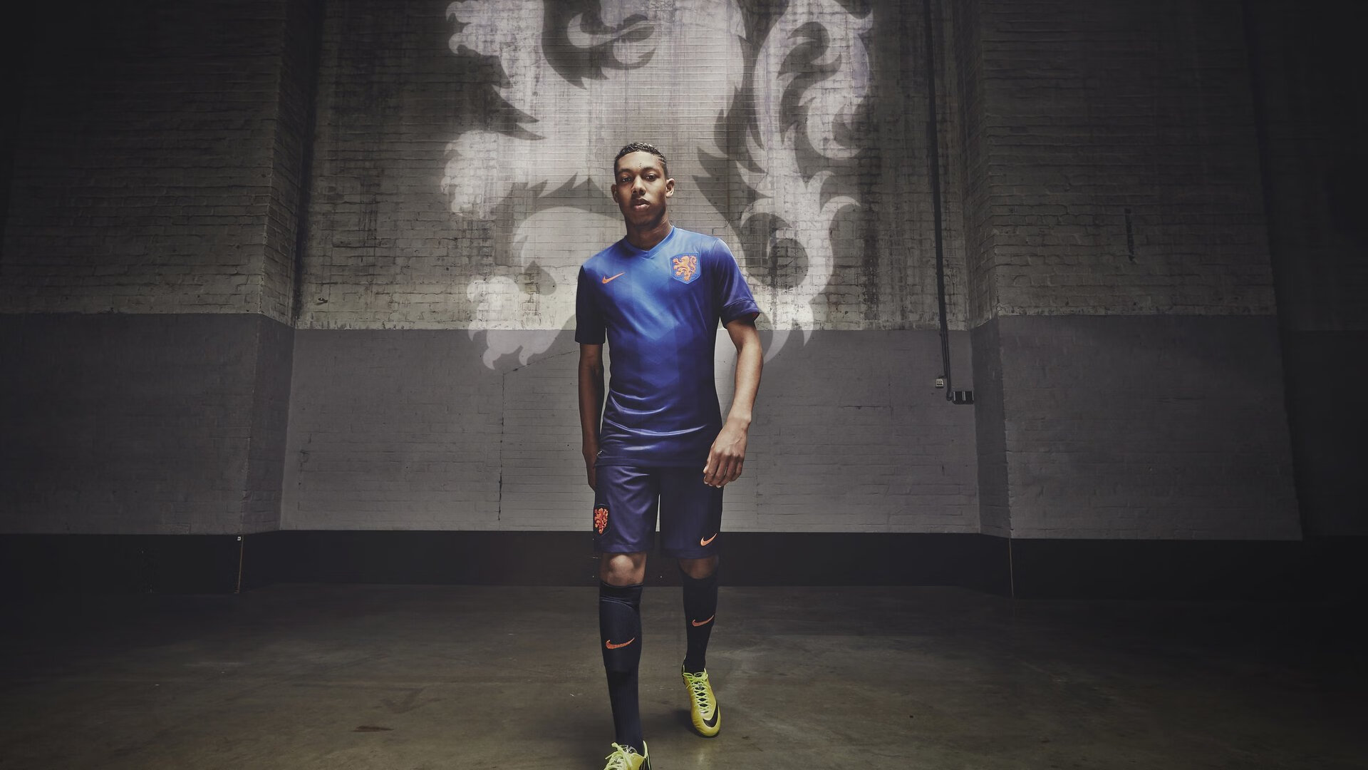 九游登录入口-现场气氛：场馆座无虚席，球迷热情高涨！，球场观众席图片