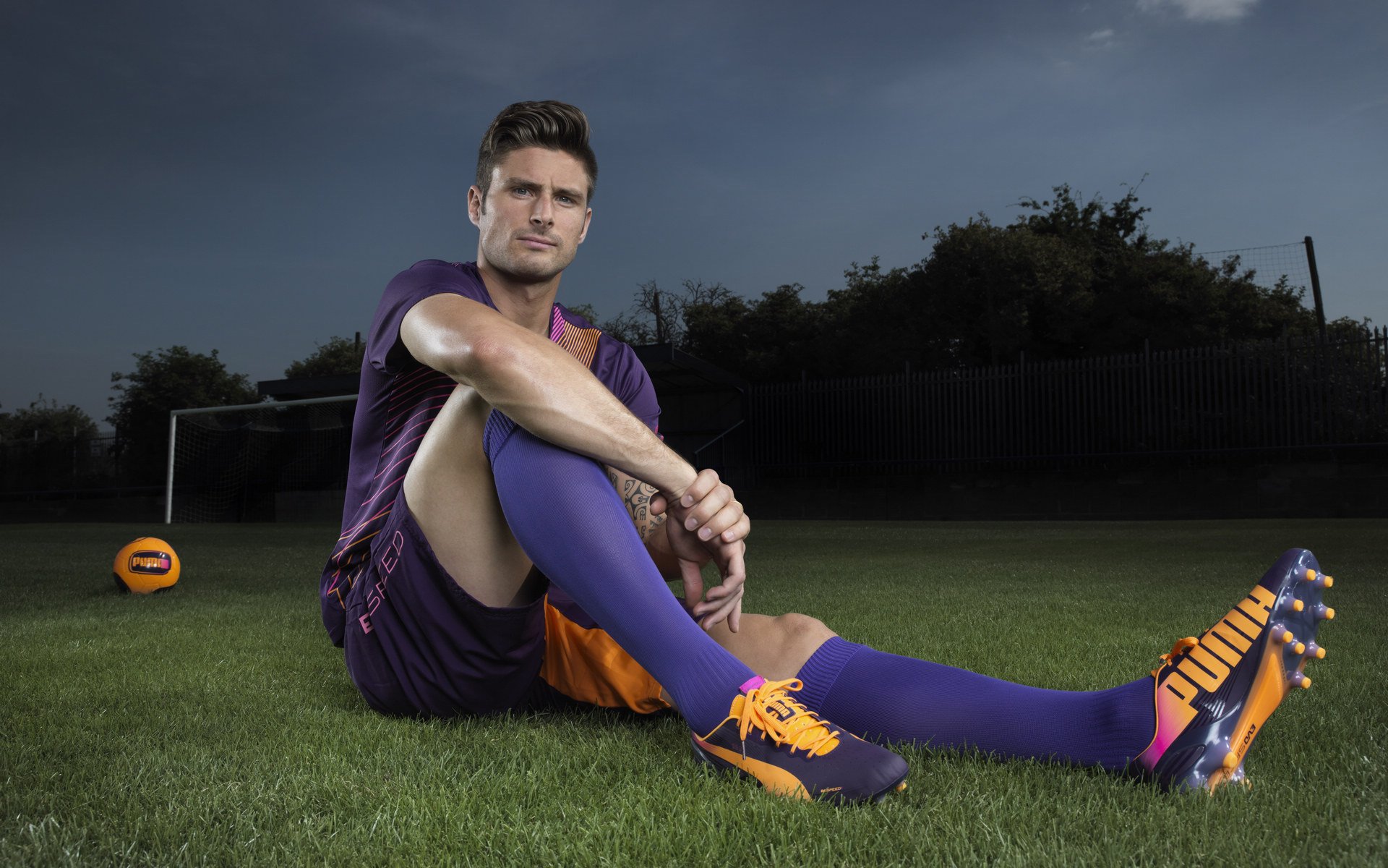 轮滑球赛：速度技巧完美结合的表演，轮滑球战术技巧